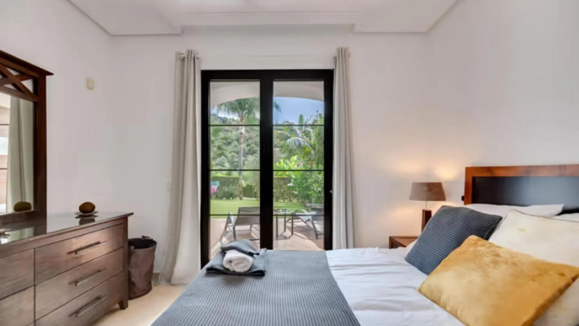 Apartment 2 Bedrooms - Sleeps 4 - Garden And Pool With View Benahavis