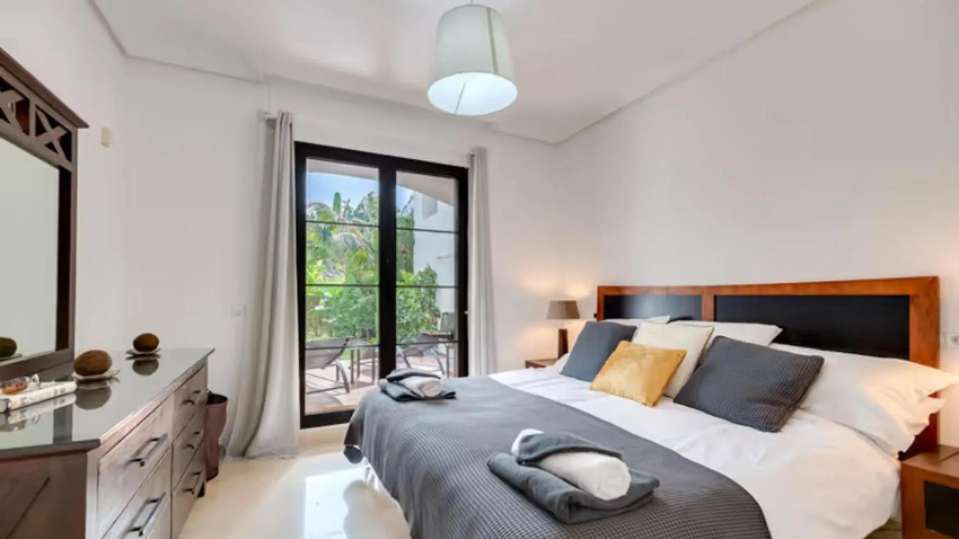 Apartment 2 Bedrooms - Sleeps 4 - Garden And Pool With View Benahavis Spain