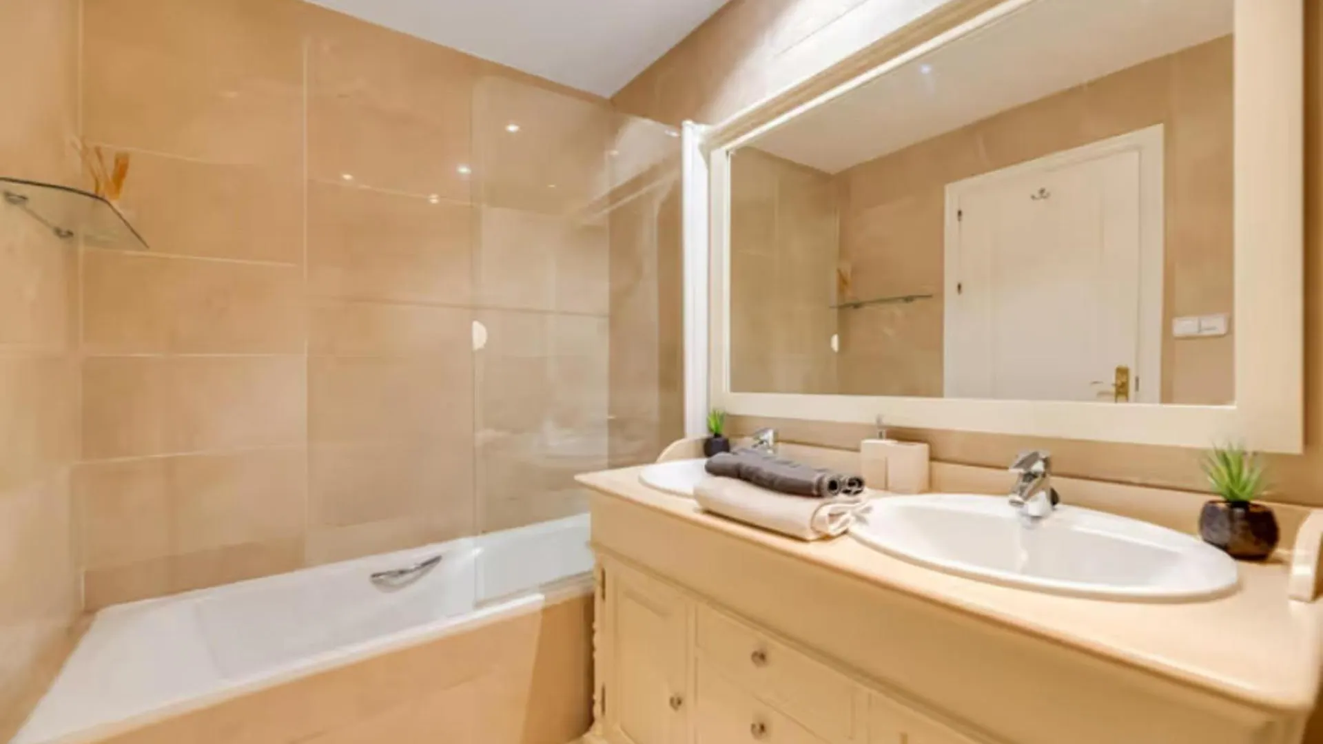 2 Bedrooms - Sleeps 4 - Garden And Pool With View Benahavis Apartment